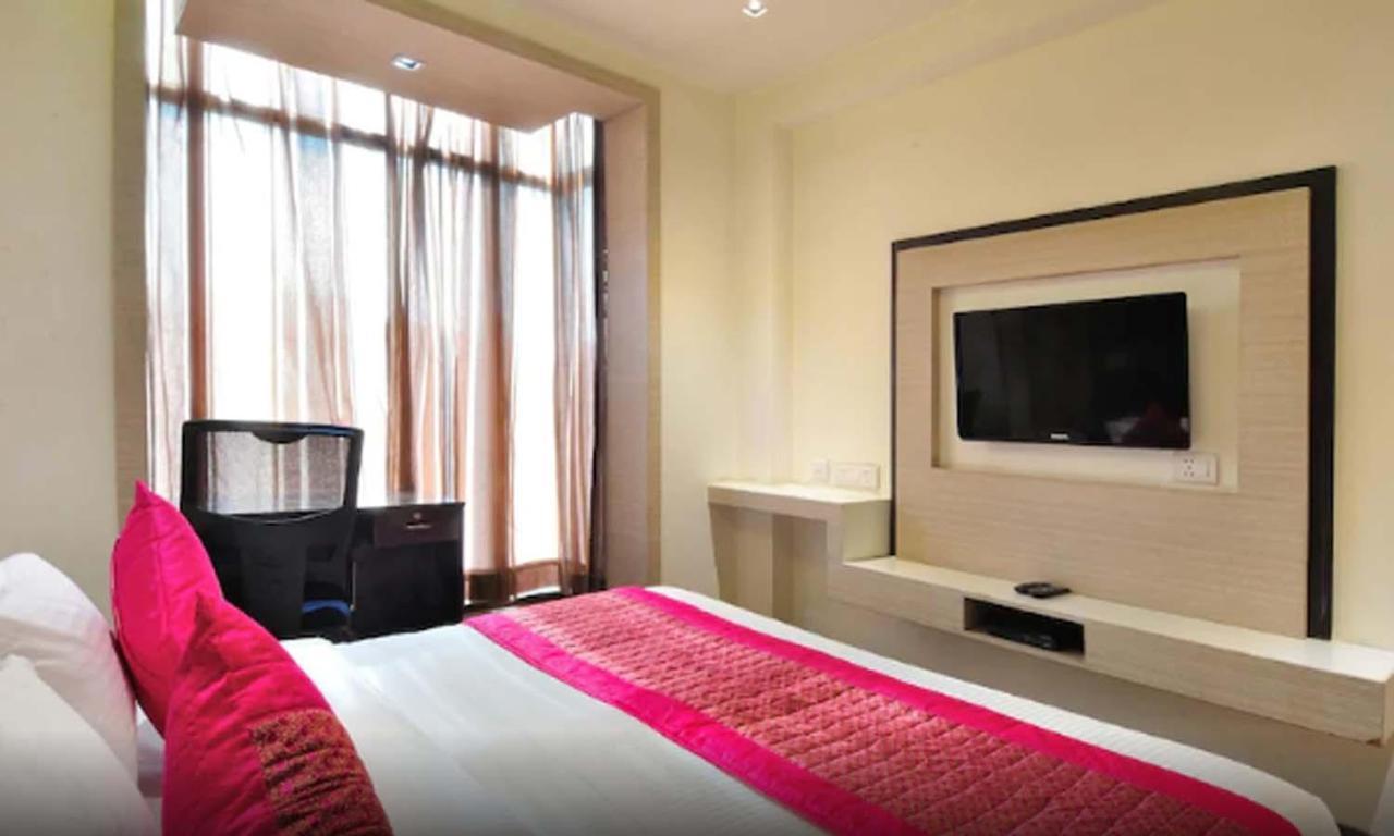ניו דלהי Hotel Royal Grand - Opposite Axis Bank East Patel Nagar מראה חיצוני תמונה