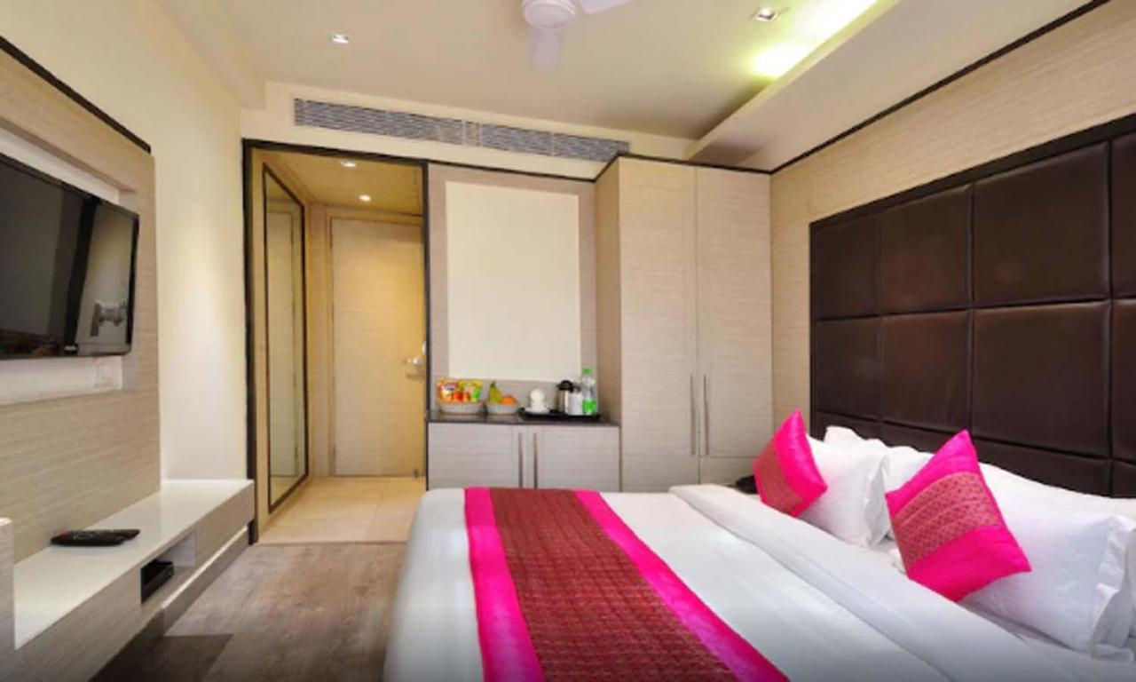 ניו דלהי Hotel Royal Grand - Opposite Axis Bank East Patel Nagar מראה חיצוני תמונה