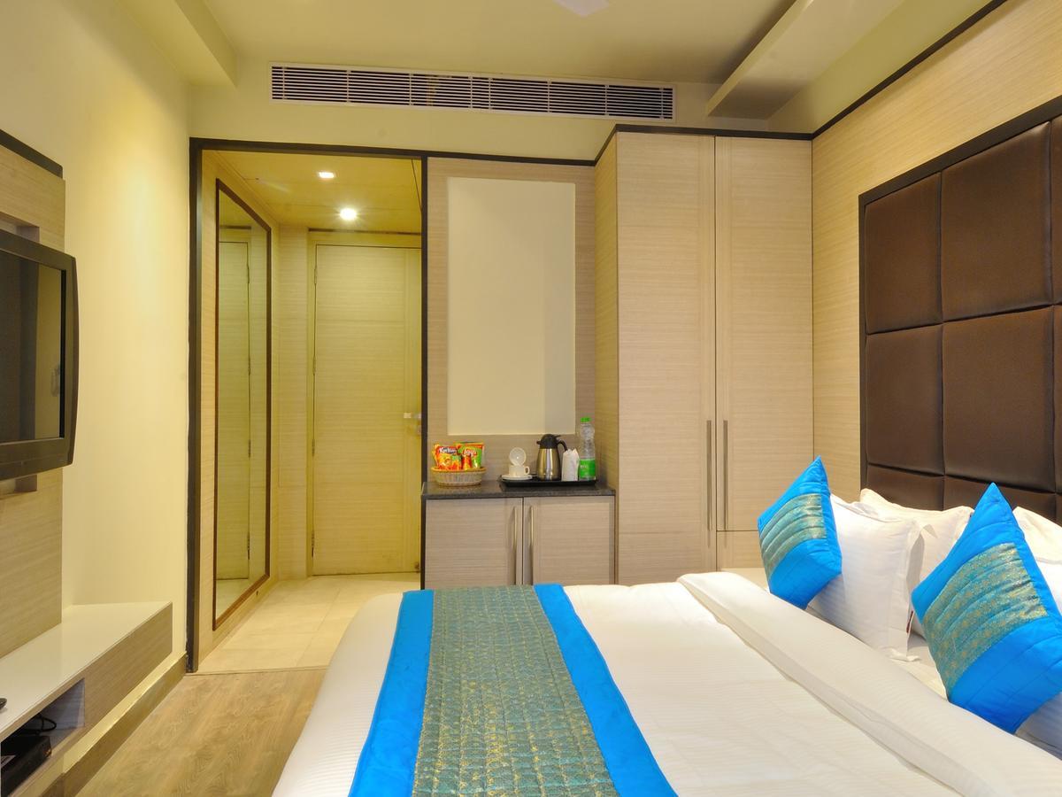 ניו דלהי Hotel Royal Grand - Opposite Axis Bank East Patel Nagar מראה חיצוני תמונה