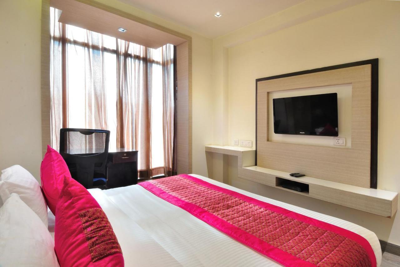 ניו דלהי Hotel Royal Grand - Opposite Axis Bank East Patel Nagar מראה חיצוני תמונה